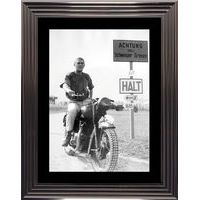 Affiche encadrée Noir et Blanc: Steve Mc Queen - La Grande Evasion - moto - 50x70 cm (Cadre Glascow)